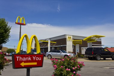 Indianapolis - Temmuz 2016 yaklaşık: Mcdonald's Restoran konum. McDonald's Hamburger zinciri restoranlar V ise