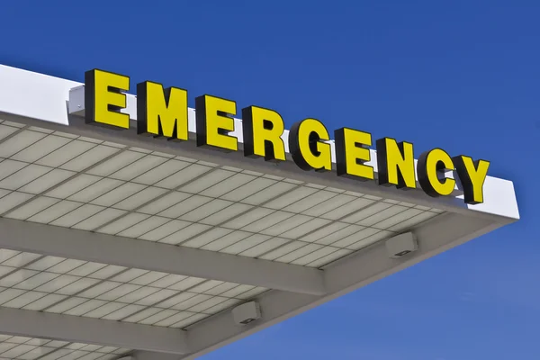 Panneau d'entrée d'urgence jaune pour un hôpital local VIII — Photo