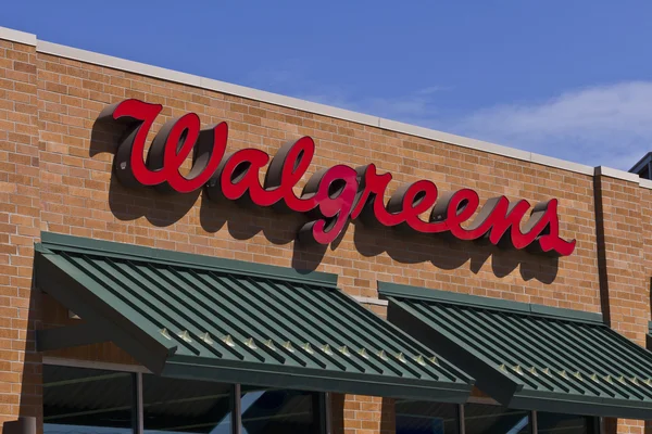 Indianápolis - Circa Julio 2016: Walgreens Retail Location. Walgreens anunció sus planes para adquirir Rite Aid en un acuerdo por valor de $17.2 mil millones I — Foto de Stock