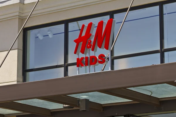 Indianápolis - Circa Junio 2016: H & M Kids Retail Mall Location. H & M es una empresa internacional de ropa I — Foto de Stock