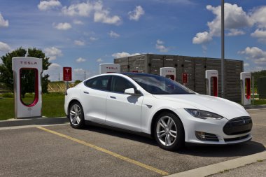 Lafayette, In - Circa Temmuz 2016: Tesla Supercharger İstasyonu. Supercharger Model S ve Model X elektrikli araçlar Iii hızlı şarj sunuyor
