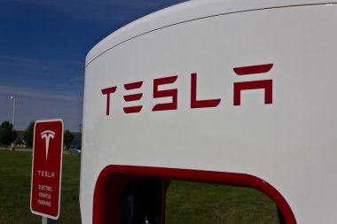 Lafayette, In - Circa Temmuz 2016: Tesla Supercharger İstasyonu. Supercharger Model S ve Model X elektrikli araçların hızlı şarj sunuyor I