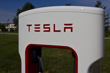 Lafayette, In - Circa Temmuz 2016: Tesla Supercharger İstasyonu. Supercharger Model S ve Model X elektrikli araçlar V hızlı şarj sunuyor