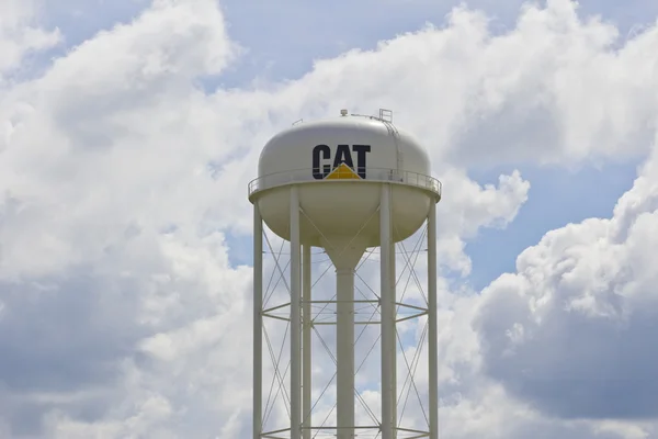Феллайет, штат Иллинойс - июль 2016 года: Водонапорная башня Катерпиллар. Caterpillar Inc. является производителем тяжелого оборудования I — стоковое фото