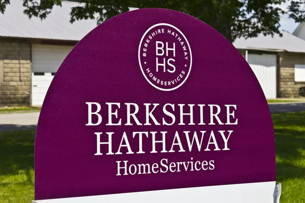 Lafayette, IN - Circa July 2016: Berkshire Hathaway HomeServices Sign. HomeServices is subsidiary of Berkshire Hathaway Energy I — Stock Photo, Image