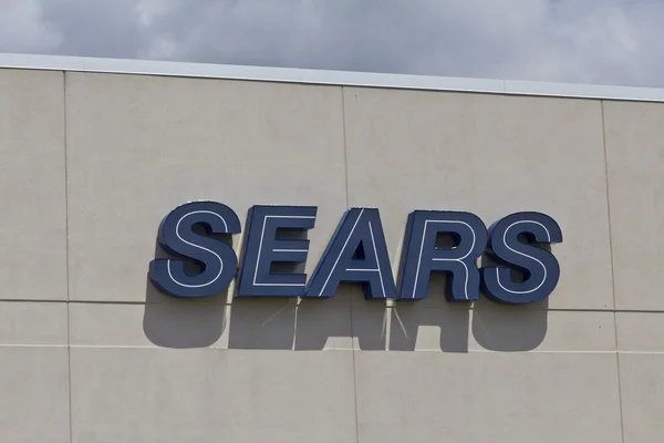 Lafayette, IN - Circa Julio 2016: Sears Retail Logo Signage. Sears es una filial de Sears Holdings III — Foto de Stock