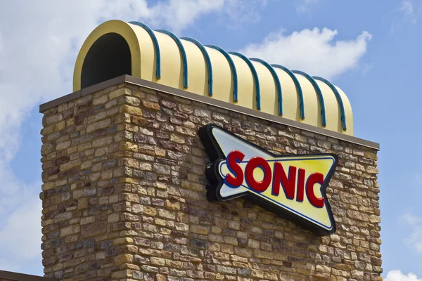 Lafayette, IN - Circa luglio 2016: Sonic Drive-In Fast Food Location. Sonic è una catena di ristoranti Drive-In II — Foto Stock