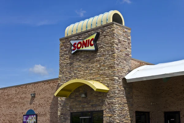 Lafayette, IN - Circa Julio 2016: Sonic Drive-In Fast Food Ubicación. Sonic es una cadena de restaurantes Drive-In IV — Foto de Stock