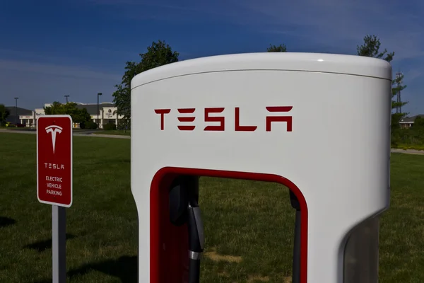 Lafayette, in-Circa július 2016: Tesla Supercharger állomás. A Töltőkompresszor kínál gyors feltöltés a Model S és Model X elektromos járművek VI — Stock Fotó