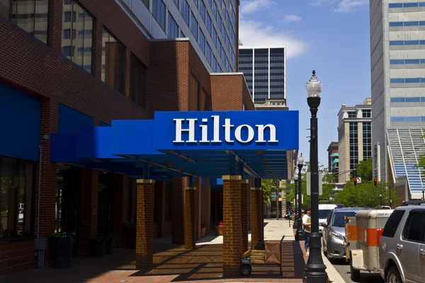 Ft Wayne, - Temmuz 2016 yaklaşık: Şehir merkezindeki Hilton otel konum. Hilton tam hizmet otel II küresel bir markasıdır. — Stok fotoğraf