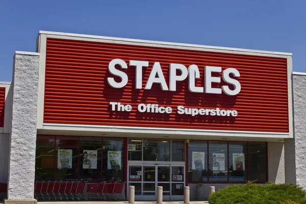 Ft. Wayne, w - około lipca 2016: Staples Inc sprzedaży detalicznej. Zszywki jest Iii łańcucha dostaw dużych Office — Zdjęcie stockowe