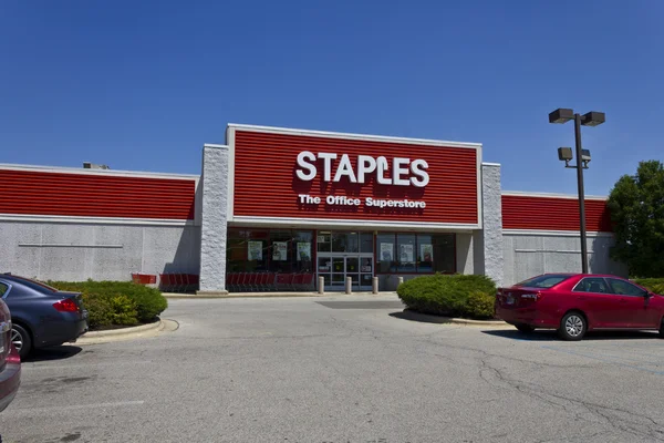 (Inggris) Ft. Wayne, IN - Circa July 2016: Staples Inc. Retail Location. Staples is a Large Office Supply Chain IV — Stok Foto