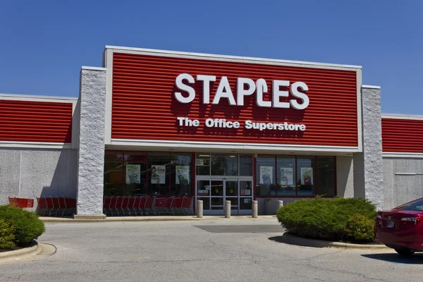 Ft. Wayne, IN - Circa julio 2016: Staples Inc. Ubicación al por menor. Staples es una gran cadena de suministro de oficina V — Foto de Stock