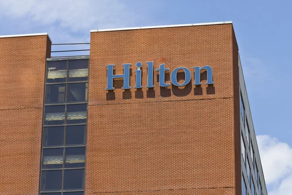Ft. Wayne, IN - Circa Julho 2016: Downtown Hilton Hotel Localização. Hilton é uma marca global de hotéis de serviço completo I — Fotografia de Stock