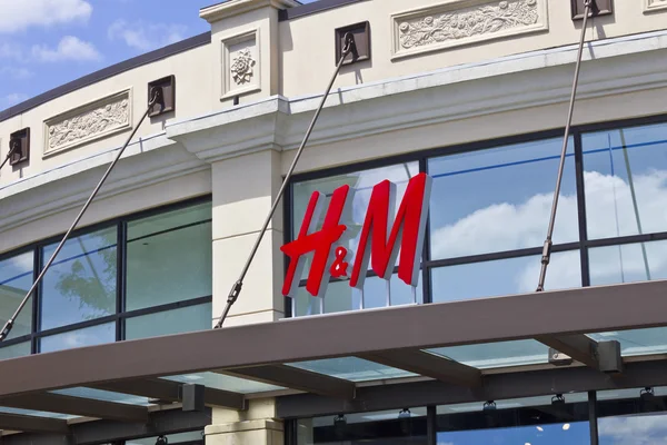 Indianápolis - Circa Julio 2016: H & M Retail Mall Location. H & M es — Foto de Stock