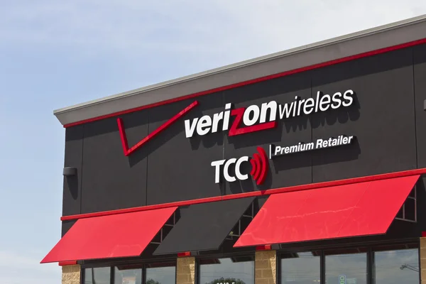 Marion, IN - Circa julio 2016: Verizon Wireless Retail Location. Verizon es una de las mayores empresas de tecnología de la comunicación VIII — Foto de Stock