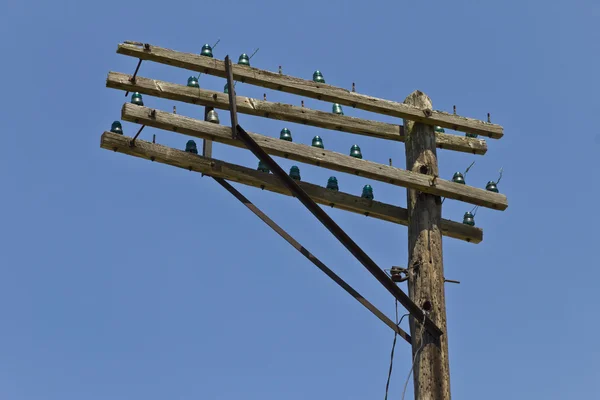 Mastarmen van een voormalige At&T of Bell systeem telefoon paal met antieke Glazen isolatoren ik — Stockfoto