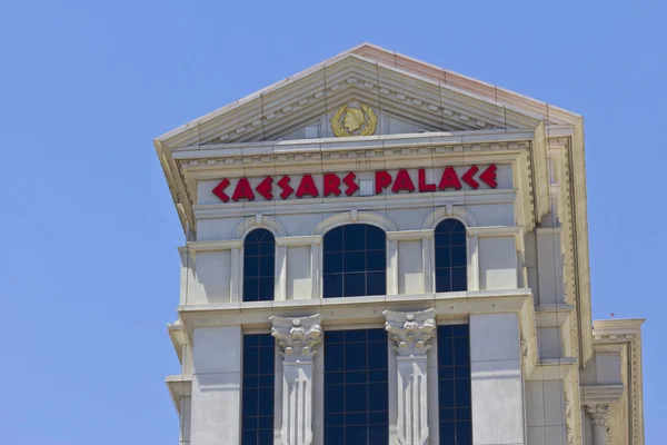 Las Vegas-circa juli 2016: Caesars Palace är ett lyxhotell och kasino som ägs av Caesars Entertainment, och en av de mest ikoniska armaturer på Strip I — Stockfoto