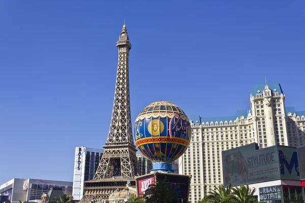 Las Vegas-circa juli 2016: buitenkant van de Paris Las Vegas. Met een half-size Eiffel toren, de Parijs is onderdeel van Caesars Entertainment Corp II — Stockfoto