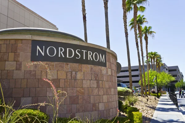 Las Vegas - Circa Julio 2016: Nordstrom Retail Mall Location. Nordstrom es conocido por su servicio y moda I —  Fotos de Stock