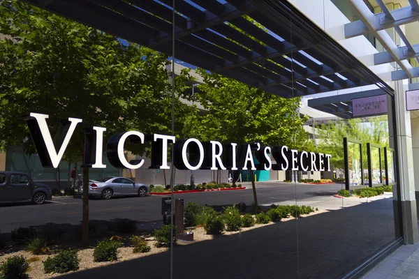 Las Vegas - Circa Julio 2016: Victoria 's Secret Retail Mall Location. Victoria 's Secret es el mayor minorista estadounidense de lencería IV — Foto de Stock