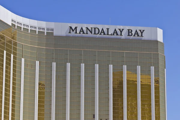 Las Vegas - Circa Julio 2016: Exterior y Señalización del Mandalay Bay Hotel. Mandalay Bay es una filial de MGM Resorts International I —  Fotos de Stock