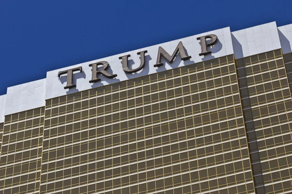 Las Vegas - Circa July 2016: Trump Hotel Las Vegas. Named for real estate developer Donald Trump, the exterior windows are gilded with 24-karat gold I — Stock Photo, Image