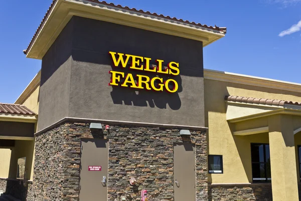 Las Vegas - Circa Julio 2016: Wells Fargo Retail Bank Branch. Wells Fargo es un proveedor de servicios financieros VI — Foto de Stock