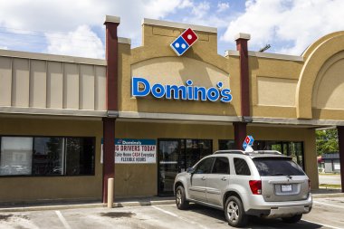 Muncie, In - Circa Ağustos 2016: Domino's Pizza Carryout Restaurant. Domino's 840 bağımsız franchise sahipleri Ii ile% 97 franchise aittir