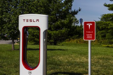 Lafayette, In - Circa Ağustos 2016: Tesla Supercharger İstasyonu. Supercharger Model S ve Model X elektrikli araçların hızlı şarj sunar Ix