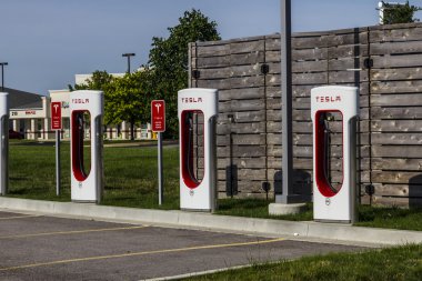Lafayette, In - Circa Ağustos 2016: Tesla Supercharger İstasyonu. Supercharger Model S ve Model X elektrikli araçlar X hızlı şarj sunuyor