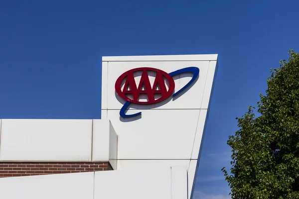 Muncie, IN - Circa Agosto 2016: AAA Travel & Insurance Sign. La Asociación Americana del Automóvil proporciona asistencia en carretera, inicios de salto y descuentos a sus miembros I — Foto de Stock