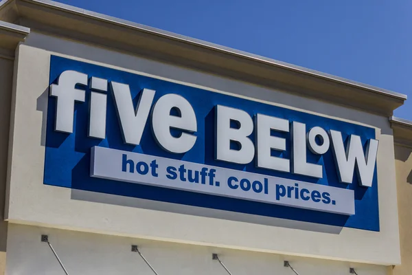 Muncie, IN - Circa August 2016: Five Below Retail Store. Five Below is a chain that sells products that cost up to $5 VII — Stock Photo, Image