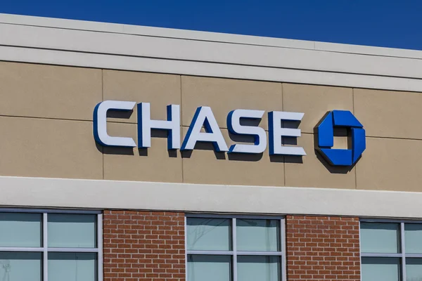 Muncie, IN - Circa August 2016: Chase Bank Retail Location. Chase is the U.S. Consumer and Commercial Banking Business of JPMorgan Chase IV — Stock Photo, Image