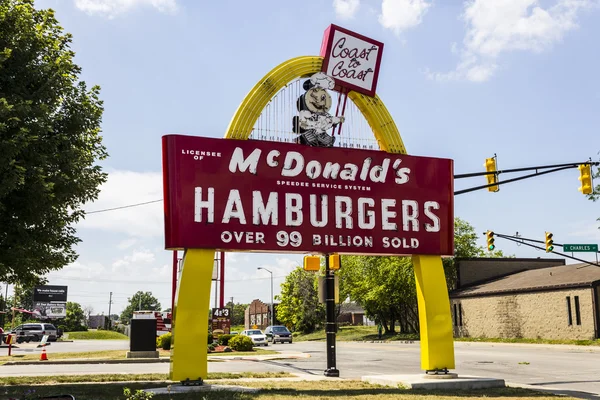 Muncie, IN - Circa August 2016: Legacy McDonald 's Hamburger Sign with Speedee. Этот знак был установлен в 1956 году и восстановлен в 2013 году VI — стоковое фото