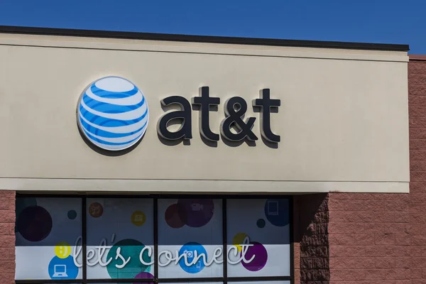 Muncie, IN - Circa Agustus 2016: AT & T Mobility Retail Store. AT & T Inc. adalah sebuah perusahaan telekomunikasi Amerika Serikat X — Stok Foto
