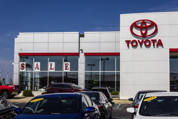 Muncie, IN - Circa Agosto 2016: Un local Toyota Car and SUV Dealership. Toyota es un fabricante de automóviles japonés con sede en Toyota, Aichi, Japón II — Foto de Stock