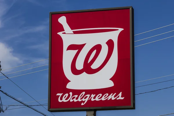 Muncie, IN - Circa Agosto 2016: Walgreens Retail Location. Walgreens anunció sus planes de adquirir Rite Aid en un acuerdo por valor de 17.200 millones de dólares IV — Foto de Stock