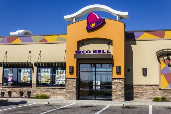 Muncie, IN - Circa Agosto 2016: Taco Bell Retail Fast Food Location. Taco Bell es una subsidiaria de Yum! Marcas I — Foto de Stock
