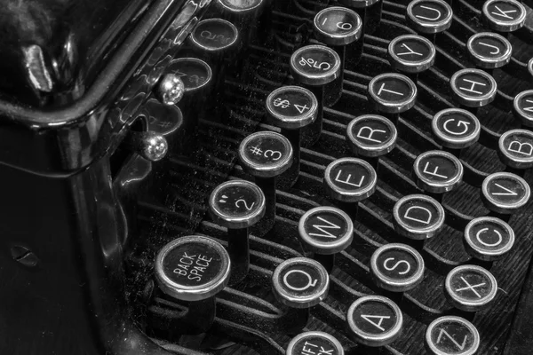 Macchina da scrivere antica - Una macchina da scrivere antica che mostra le chiavi tradizionali di QWERTY XIV — Foto Stock