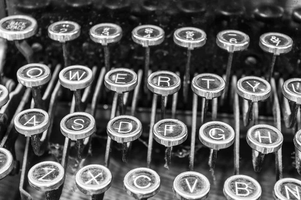 Macchina da scrivere antica - Una macchina da scrivere antica che mostra le chiavi tradizionali di QWERTY XIII — Foto Stock