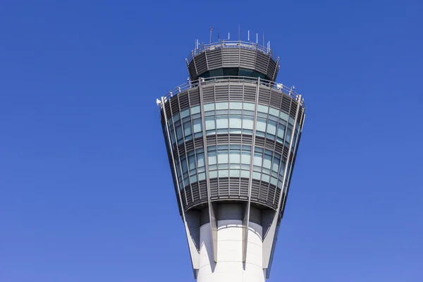 印第安纳波利斯-大约 2016 年 8 月︰ 空中交通管制塔在印第安纳波利斯国际机场我 — 图库照片