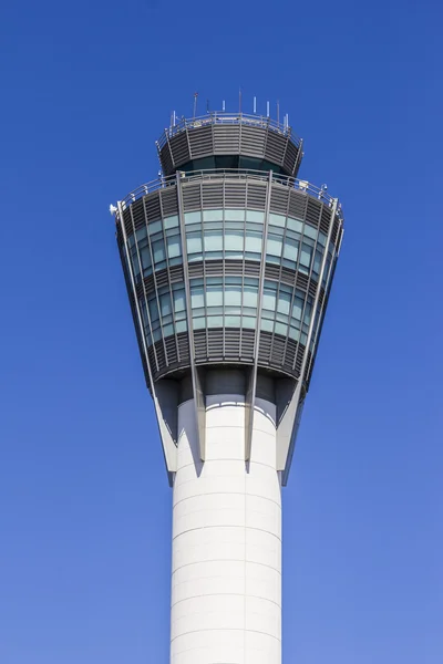 印第安纳波利斯-大约 2016 年 8 月︰ 空中交通管制塔在印第安纳波利斯国际机场二 — 图库照片