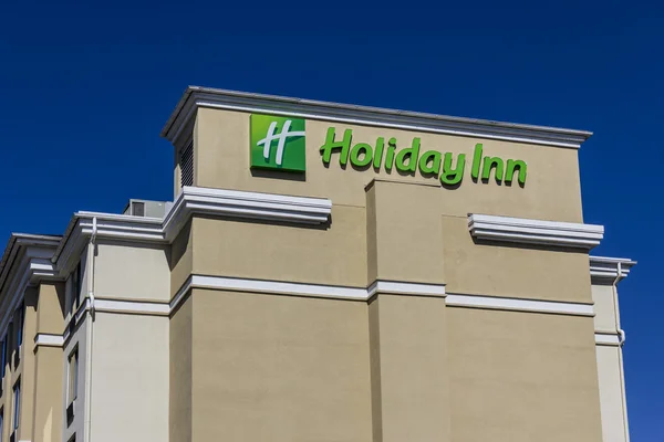 Indianápolis - Circa Agosto 2016: Ubicación del Holiday Inn. Holiday Inn es una filial de InterContinental Hotels Group IV — Foto de Stock