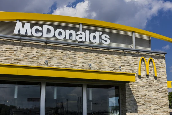 Indianapolis - omstreeks augustus 2016: Mcdonald's Restaurant locatie. McDonald's is een keten van Hamburger Restaurants Vi — Stockfoto