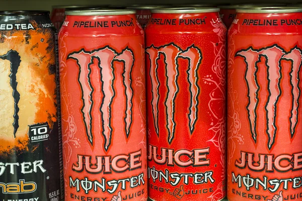 Indianapolis - kb augusztus 2016: Monster ital kijelző. Monster Corporation gyártja energia italok Monster Energy, I — Stock Fotó