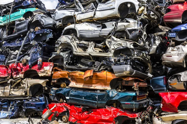 印第安纳波利斯 — 大约 2016 年 8 月-一堆堆积垃圾的车-压碎和丢弃垃圾的车追尾七 — 图库照片