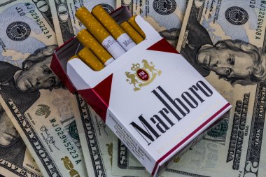 Indianapolis - yaklaşık Ağustos 2016: Paket Marlboro sigara ve sigara yüksek maliyetler temsil eden yirmi dolar faturaları. Marlboro Altria grup IV bir üründür
