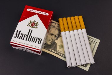 Indianapolis - yaklaşık Ağustos 2016: Marlboro sigara ve sigara yüksek maliyetler temsil eden yirmi dolar faturaları. Marlboro Altria grup x bir üründür
