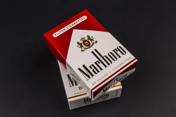 Indianapolis - ca. August 2016: Schachteln Marlboro-Zigaretten. Marlboro ist ein Produkt der Altria-Gruppe II. — Stockfoto